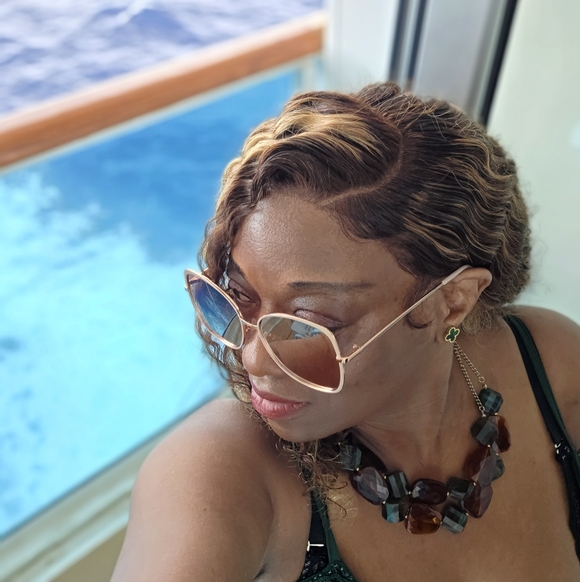 Meet your Posher, DWHDEALS - Picture 2 of 3